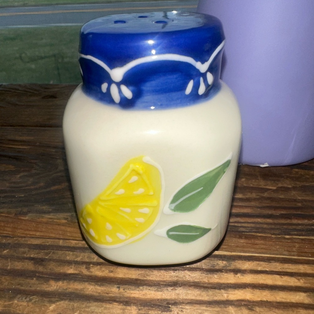 Lemon Design Salt and Pepper Shakers ~ New - Picture 2 of 6